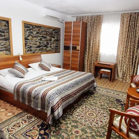 Lal Hotel Khorog Exteriör bild
